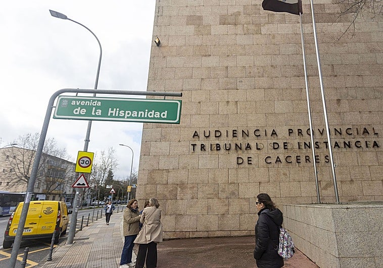 Piden cinco años de cárcel para una mujer por estafar a un hombre 114.000 euros con «falsas promesas de amor»